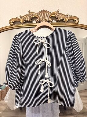Women’s Black & White Striped Tie-Front Puff Sleeve Top